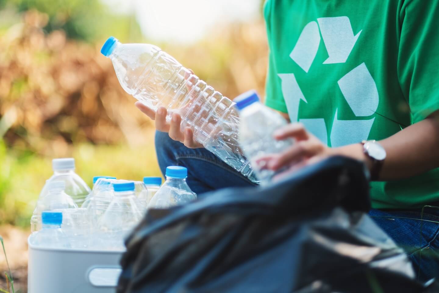 Personne qui trie les bouteilles en plastique