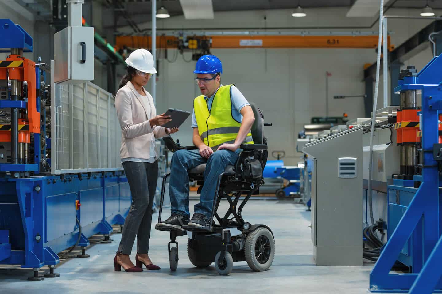 Employé en fauteuil roulant dans une entreprise