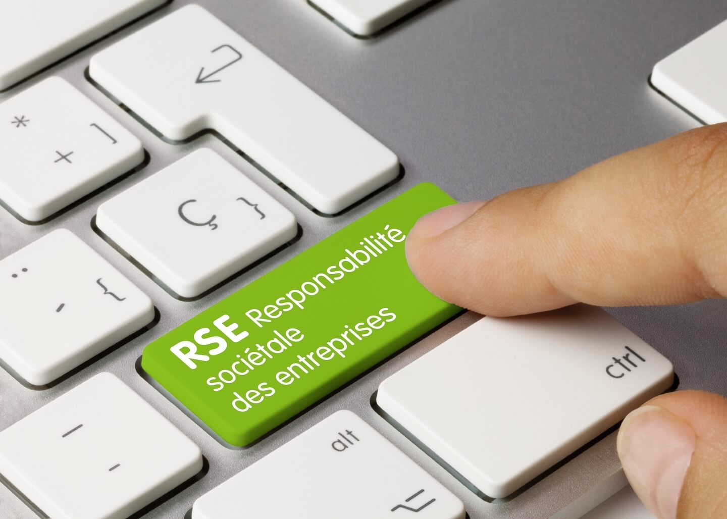 Clavier d’ordinateur avec une touche indiquant RSE Responsabilité Sociétale des Entreprises