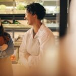 Deux salariées d’un supermarché en train de rigoler
