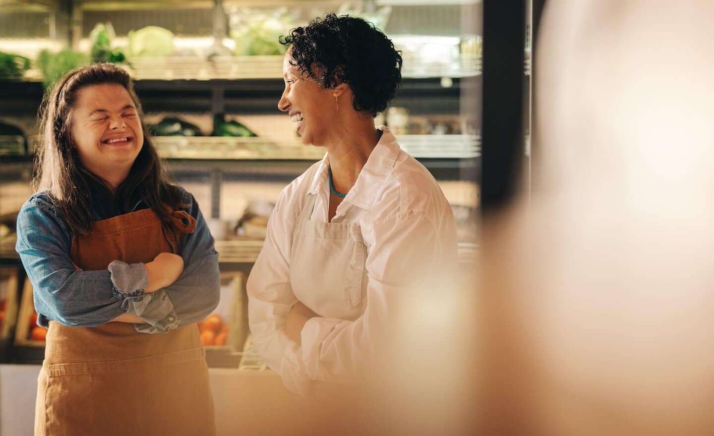 Deux salariées d’un supermarché en train de rigoler