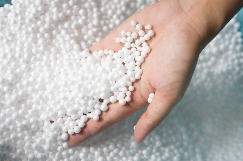 Billes de polystyrène dans une main
