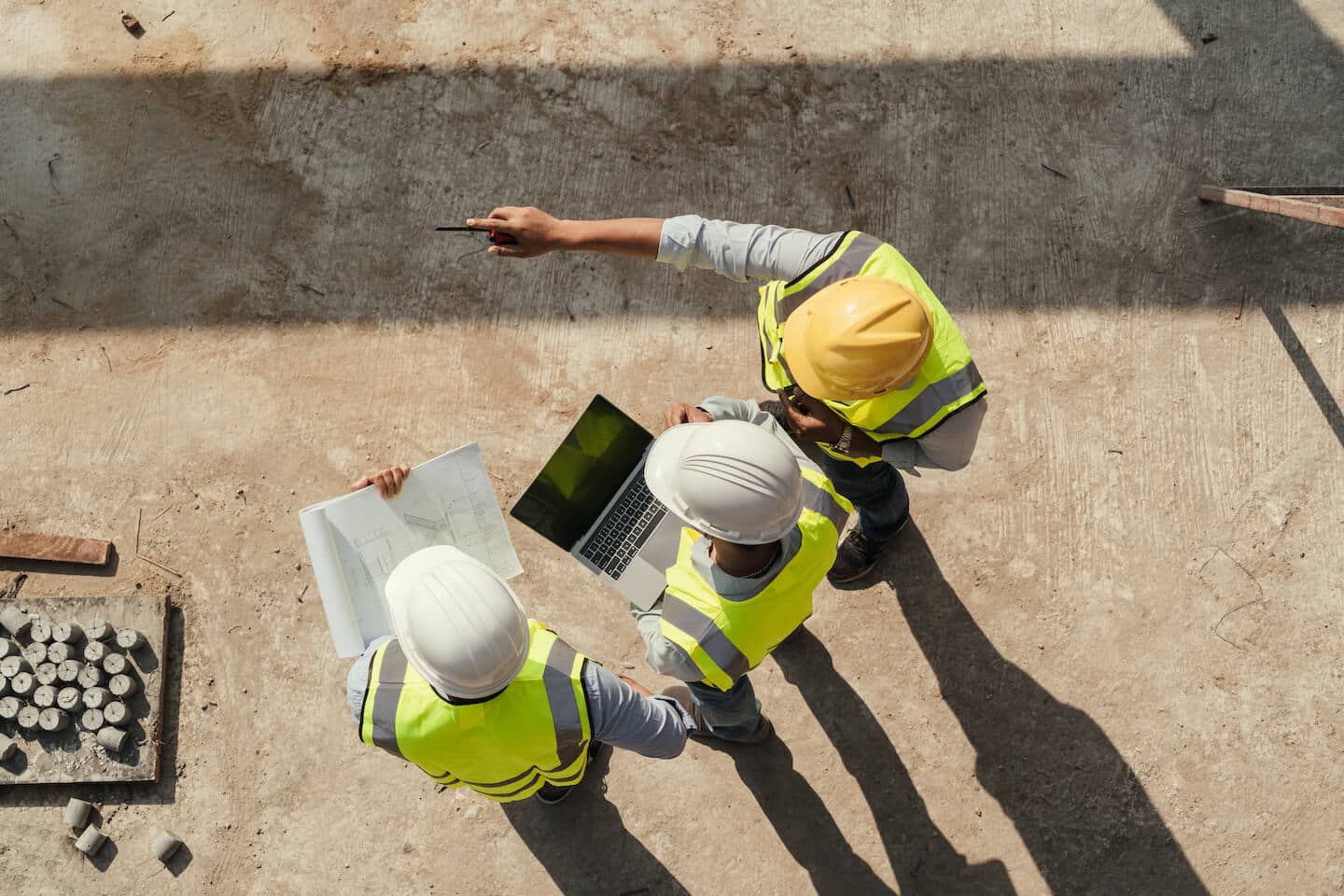 Trois hommes sur un chantier