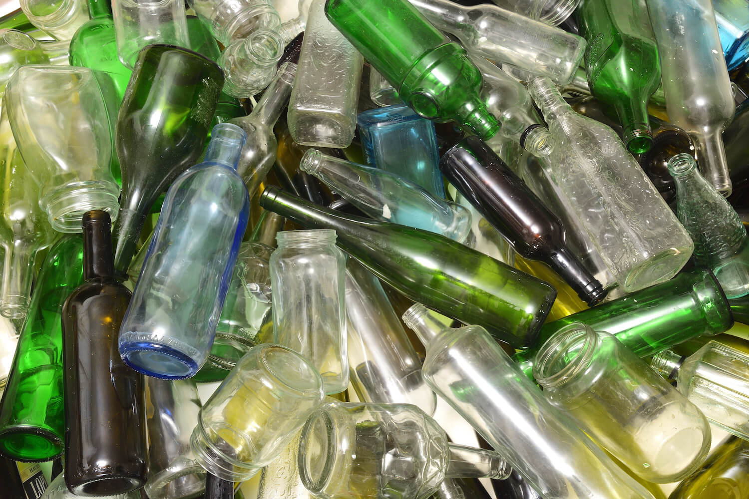 Tas de bouteilles en verre vides