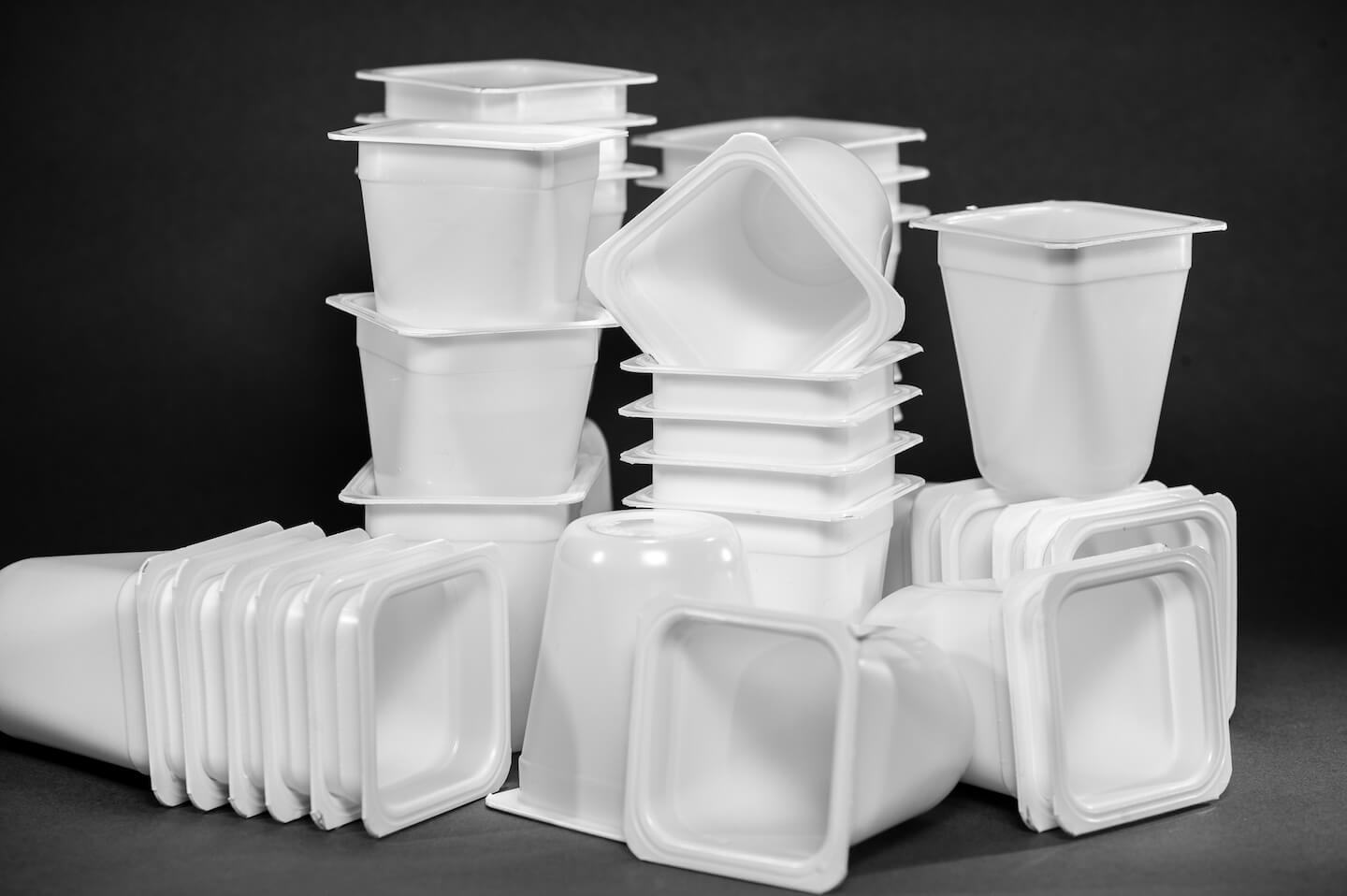 Piles de pots de yaourt vides