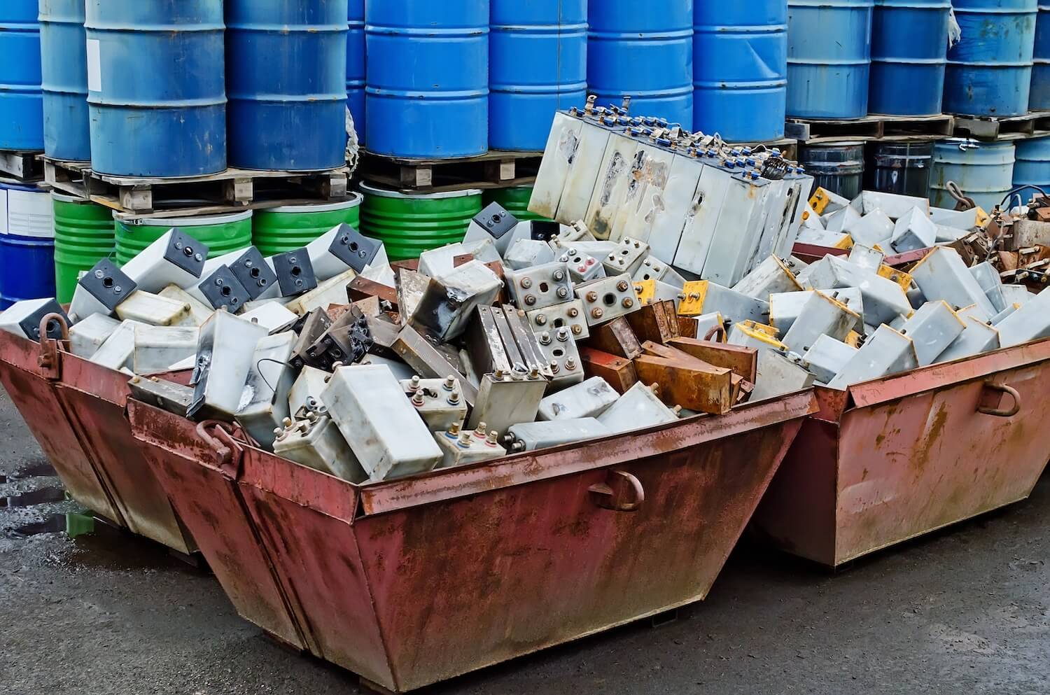 Déchets industriels métalliques dans bennes déchetterie