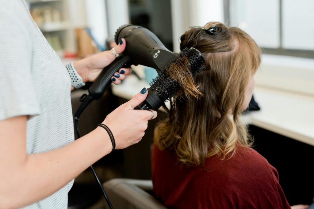 Recyclez vos cheveux coupés chez votre coiffeur