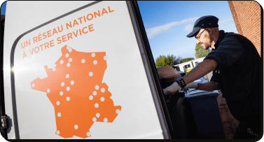 employé Elise déchargeant un conteneur du camion