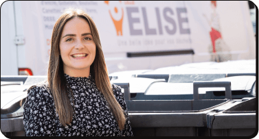 employée de chez Elise devant une camionnette