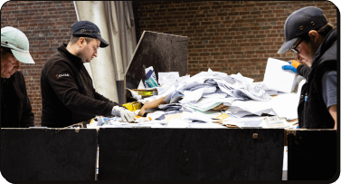 équipe ELISE en train de trier les déchets recyclables